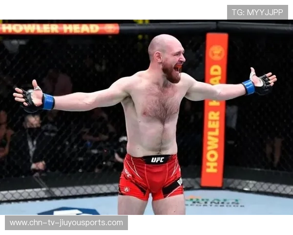 UFC拳手被抱摔飞出一米，惊险一刻让观众瞠目结舌！