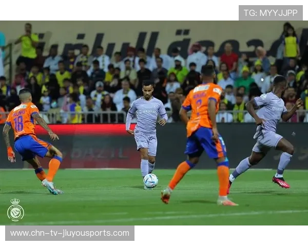 布罗佐维奇中场铲断后长传直找塔利斯卡